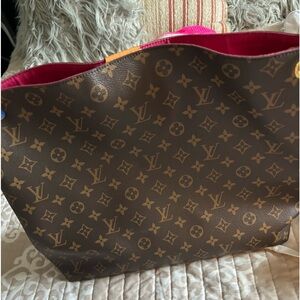 This bag is like brand new. It is missing its handle and tag.